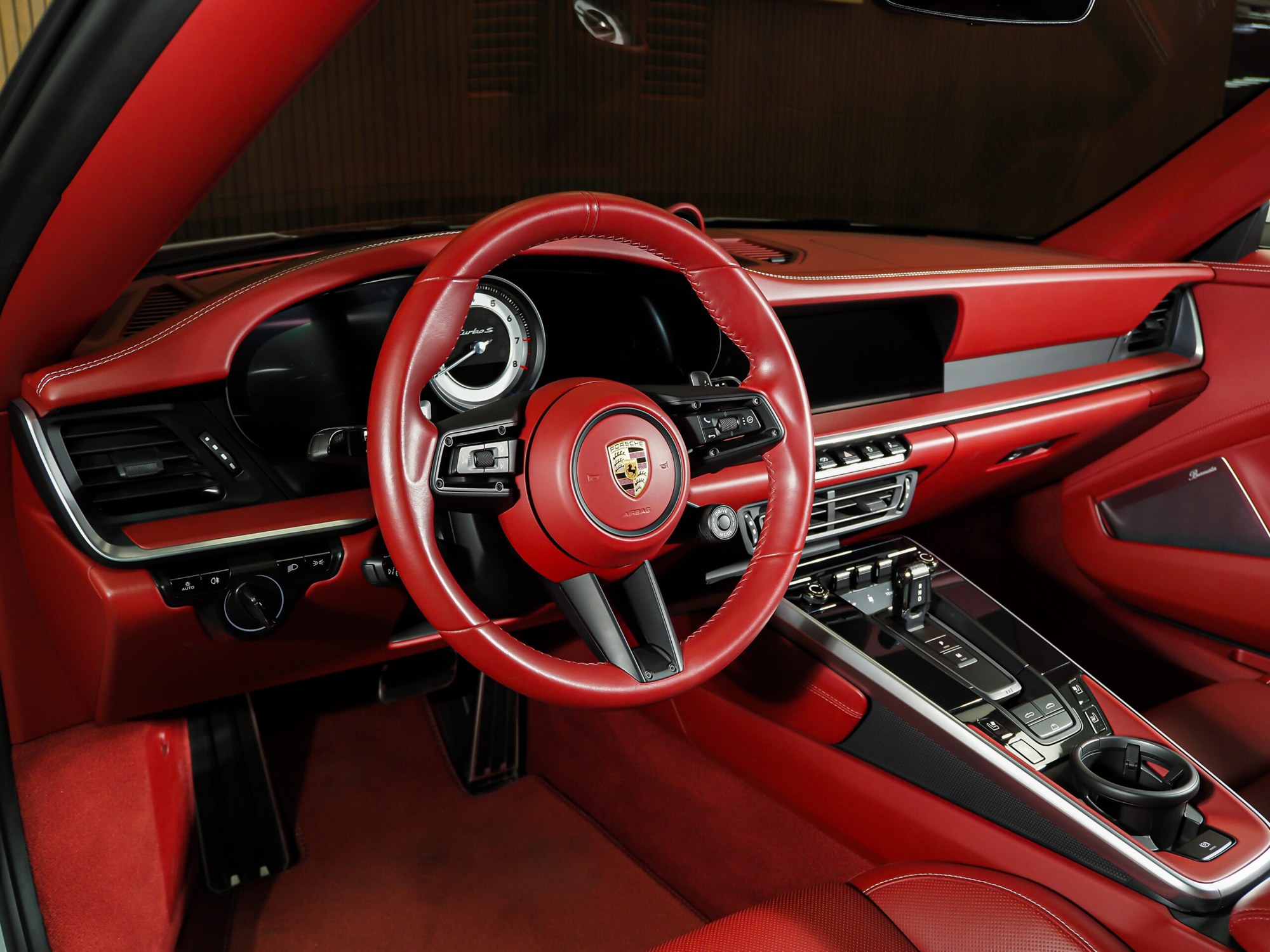 Красный кожаный салон Porsche, фотография D-Car